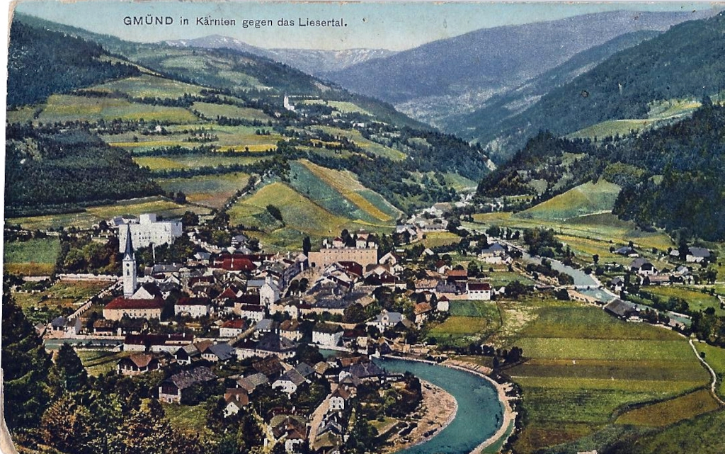 Ansichtskarte mit gemalter Ansicht von Gmünd um 1913. Blick nach Nordosten von oben herab mit Malta und Lieser und Unterer Vorstadt. Dahinter die Stadt mit Kirche, Burg, Stadtturm uund Schloß. Ganz dahinter die Kirche Kreuschlach.