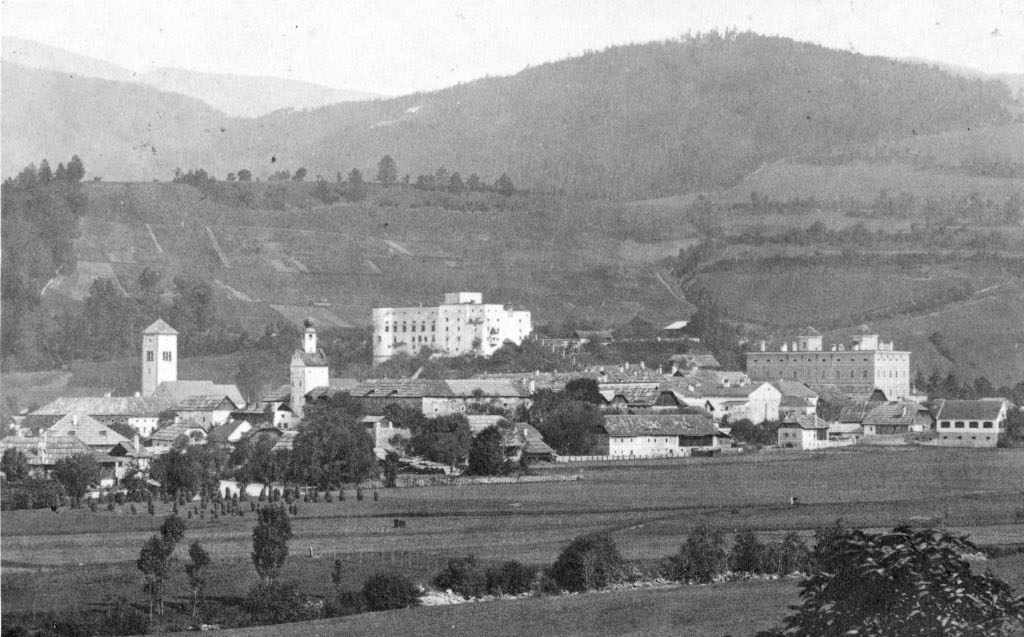 Blick gegenüber der Lieser auf Gmünd nach Norden. Im Vordergrund Felder, im Hintergrund die Stadt mit Kirche, Stadtturm, Burg und Schloß.