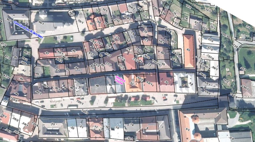 Orthofoto des Gmündner Hauptplatzes mit darübergelegten Grundstücksgrenzen und -nummern